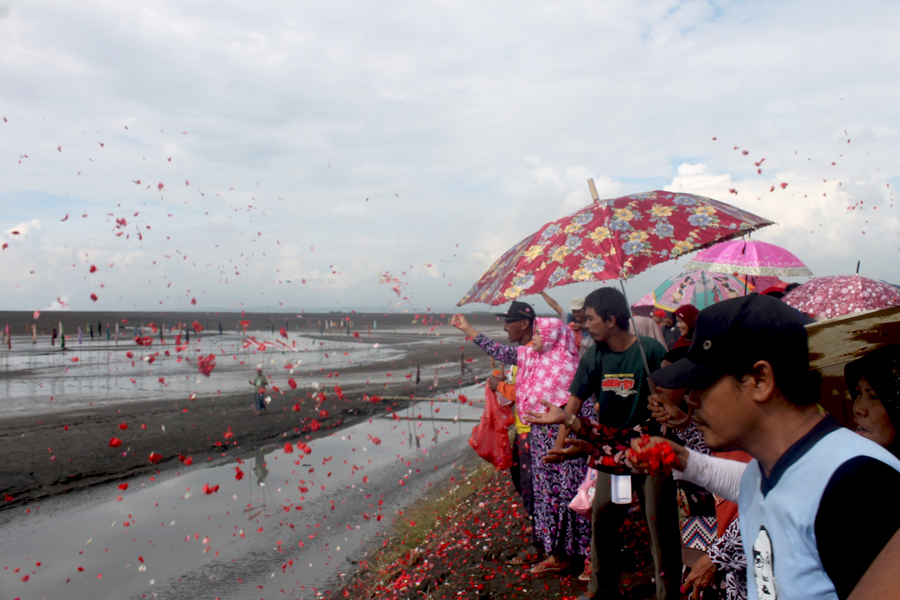 Warga memperingati 10 Tahun Lumpur Lapindo dengan tabur bunga di atas tanggul kolam penampungan lumpur, Senin 30 Mei 2016. Foto: Petrus Riski