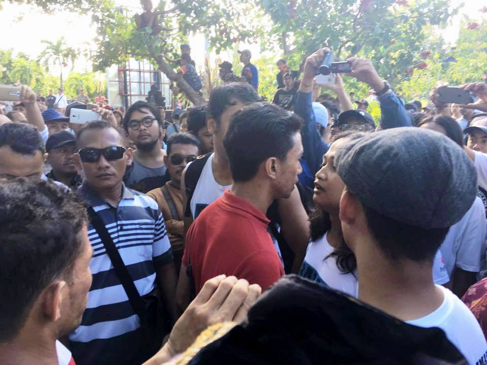 Netizen yang sempat mendokumentasikan aksi intimidasi oknum pada dua pegiat ForBALI yang melarang berbaju Tolak Reklamasi Teluk Benoa dil okasi dekat panggung Jokowi berada. Foto: repost oleh akun FB Bali Tolak Reklamasi. 