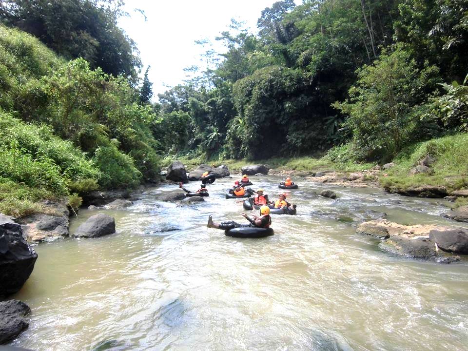 Saat pengunjung mencoba river tubing di desa wisata Kandri, Semarang, Jawa Tengah.  Paket wisata ini juga menjadi napak tilas Sunan Kalijaga dalam menjaga sungai dan goa Kreo. Foto : Facebook Desa Wisata Kandri  