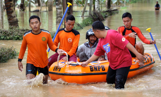 Tim SAR mengevakuasi warga dengan perahu karet. Foto: Nuswantoro