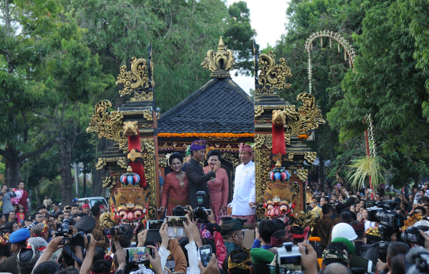 Presiden Joko Widodo dan Ibu Negara Iriana didampingi Gubernur Bali Made Mangku Pastika ketika membuka Pesta Kesenian Bali (PKB) di Denpasar, Sabtu (11/6/2016) sore. Foto : Humas Setkab