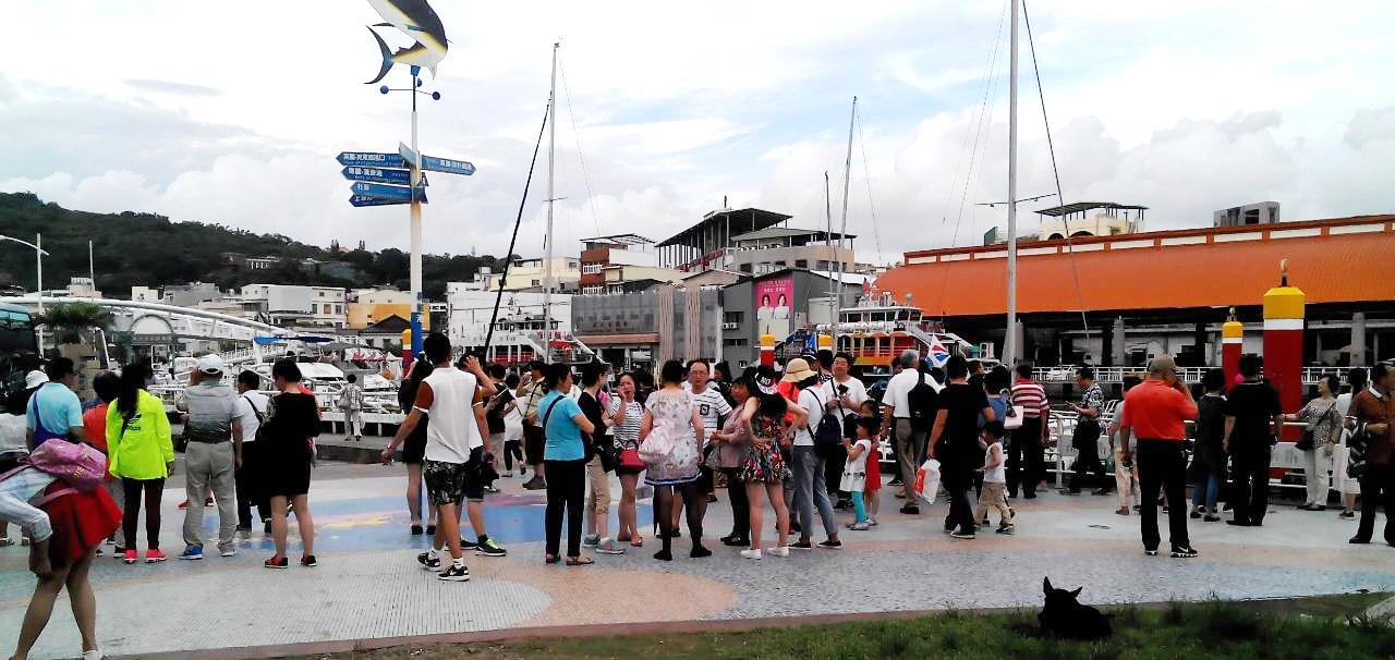 Warga kota Kaohsiung, Taiwan melihat Kapal Spirit of Majapahit di pelabuhan kota tersebut pada Senin (06/6/2016). Kapal  Spirit of Majapahit melakukan ekspedisi untuk mengenang kejayaan Kerajaan Majapahit. Foto : Kemenko Maritim 