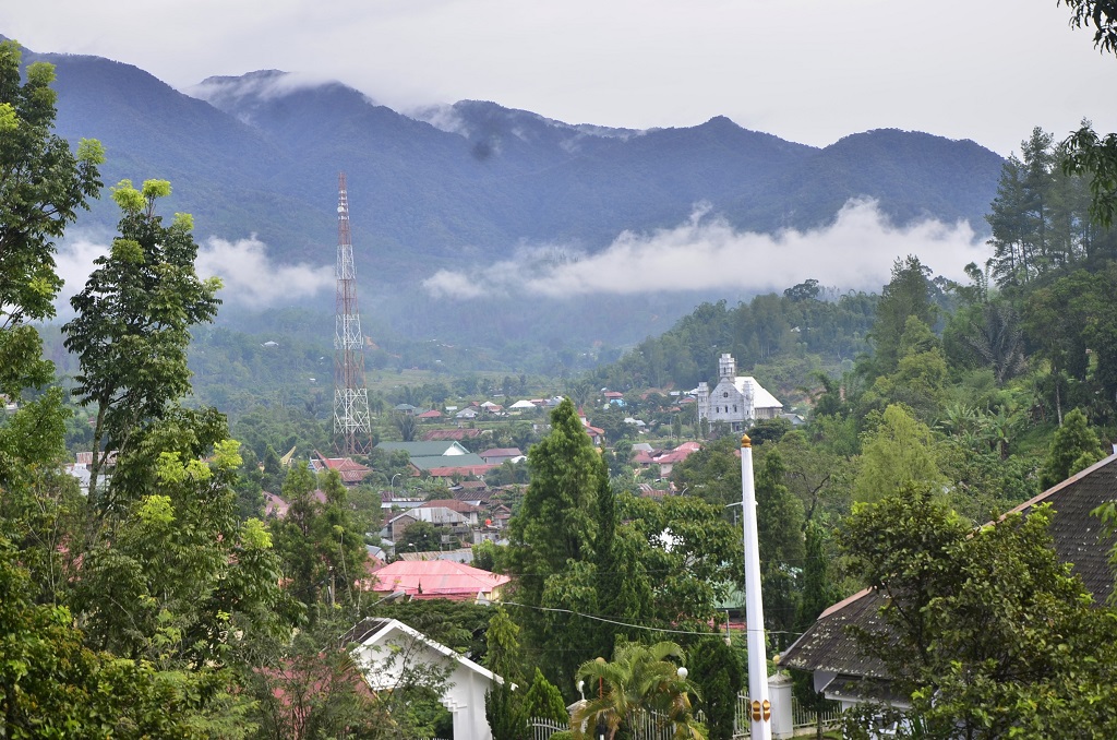 Sebagai daerah baru, Kabupaten Mamasa, Sulbar yang merupakan pemekaran dari Kabupaten Polewali Mamasa masih terus melakukan pembangunan infrastruktur. Akses transportasi baru setahun terakhir lancar setelah sebelumnya merupakan kubangan lumpur yang sulit diakses. Foto : Wahyu Chandra