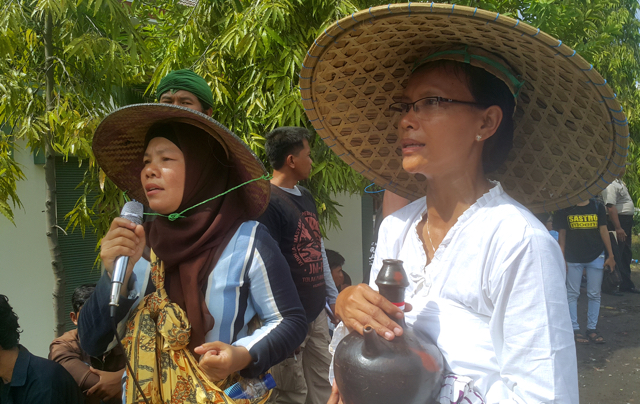 Gunarti (berbaju putih), kala aksi bersama perempuan Kendeng di PTTUN Surabaya. Foto: Tommy Apriando