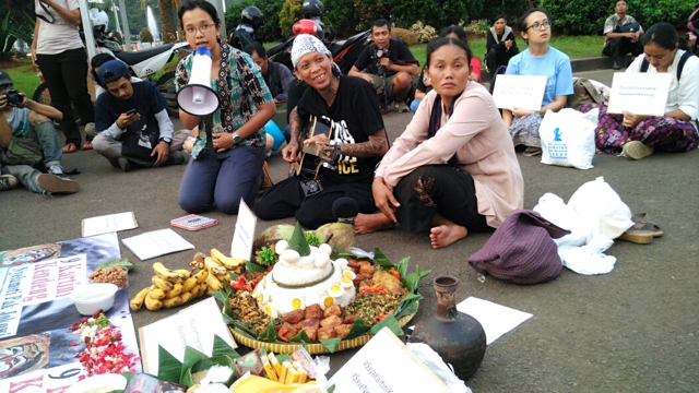 Bob Marjinal menemani Sukinah di selamatan ulang tahun Presiden Joko Widodo di depan Istana Negara. Foto: Jaringan Masyarakat Peduli Pegunungan Kendeng 