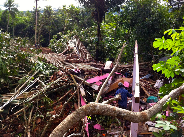 Longsor meratakan rumah warga. Foto: Nuswantoro