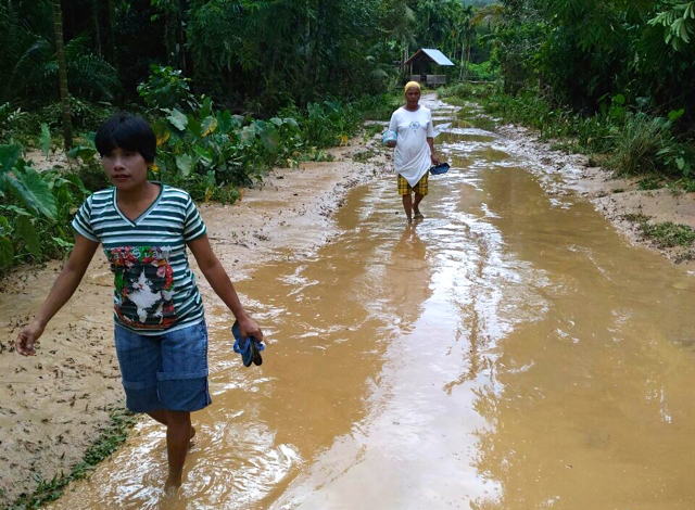 Akses jalan di Kampung Surantih Pariaman masih digenangi banjir. Foto: Donal Chaniago