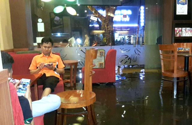 Sebuah cafe terendam banjir di Jalan A. Yani Padang. Foto: Vinolia