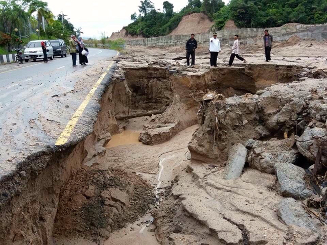Jalan tergerus banjir disekitar kantor Bupati Padangpariaman di Parik Malintang Jumat (17/6/16). Foto: BPBD Sumbar