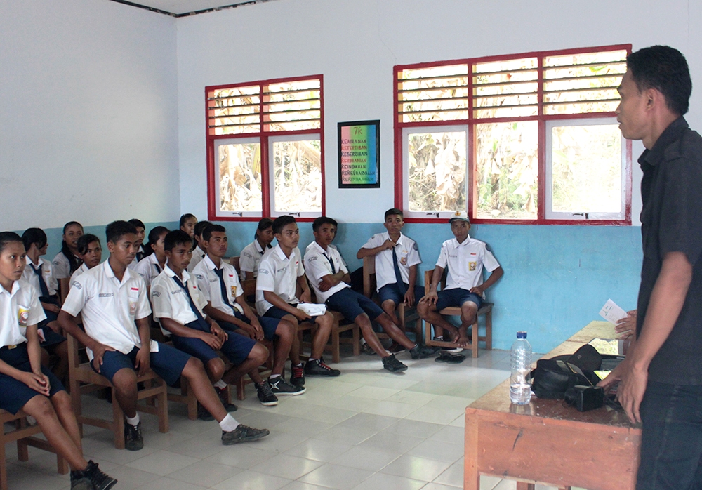 Pendidikan Lingkungan di SMP Satu Atap Batuwingkung, Kabupaten Kepulauan Sangihe, Sulut. Foto : Jhonli/Yapeka-Sampiri