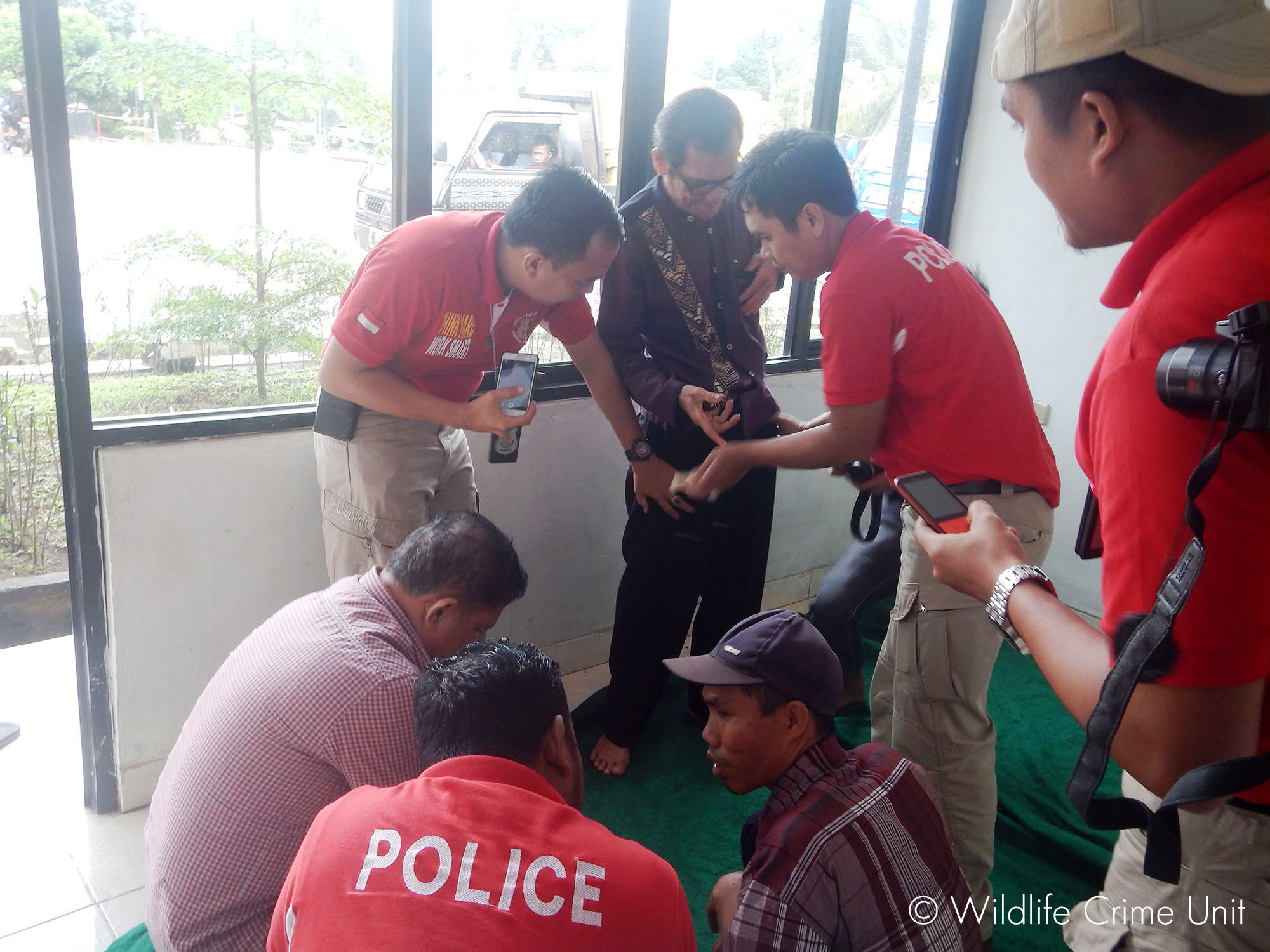 Penggerebekan terhadap para pelaku penjual gading gajah berbentuk pipa rokok. Foto: WCU