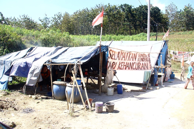 Tenda perjuangan perempuan Rembang. Dua tahun sudah mereka berjuang di sini. Foto: Tommy Apriando