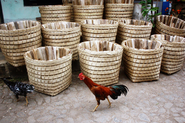 Keranjang tembakau, terbuat dari anyaman bambu dan gedebog pisang. Foto: Nuswantoro