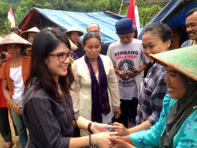 Dian Sastrowardoyo tiba di tenda perjuangan para Kartini Kendeng di Rembang. Foto: Eggy Yunaedi