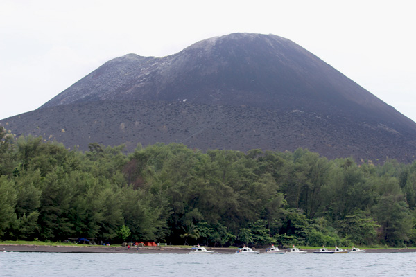 Anak Krakatau, dari sudut manapun kita memandang kilaunya tak akan bosan untuk dipandang. Foto atas dan bawah: Rahmadi Rahmad