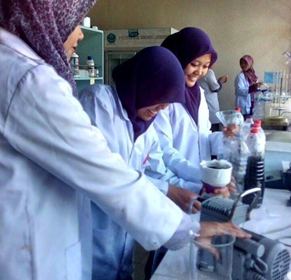 Mahasiswa Universitas Jember dari Fakultas Kesehatan  Masyarakat melakukan uji laboratorium terhadap limbah ampas kopi terhadap  air sumur. Foto: tim peneliti FKM Universitas Jember