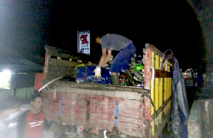 Truk yang digunakan untuk mengangkut sampah yang menumpuk di Samarinda. Foto: Khairil Marzuki