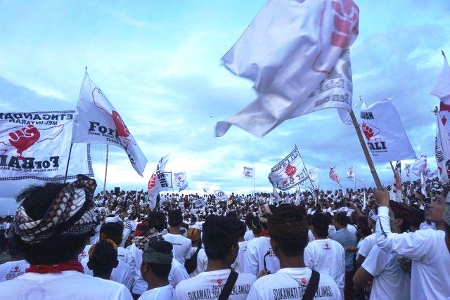 Aksi Band Superman Is Dead tak terlihat dikerubung massa aksi deklarasi desa Sanur-Intaran-Penyaringan yang meminta Presiden Jokowi membatlkan Perpres tentang Sarbagita dan Teluk Benoa. Foto : Luh De Suriyani