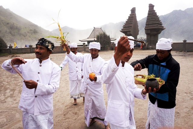 Para pengelola Pura Poten Luhur Bromo di kawasan Gunung Bromo, Jatim, melakukan penyucian dengan memercikkan air suci ke beberapa sudut pura pada rangkaian ritual Yadnya Kasada. Foto : Luh De Suriyani