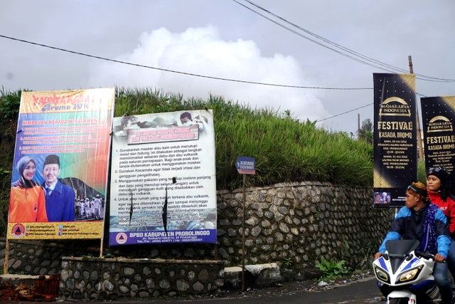 Peringatan kebencanaan di kawasan Gunung Bromo, Jatim, ditandai sejumlah baliho dan spanduk yang dipasang pemerintah. Pelaksanaan ritual Yadnya Kasada pada 2016, bertepatan dengan Gunung Bromo yang aktif erupsi. Foto : Luh De Suriyani
