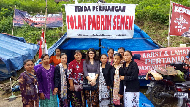 Para Kartini Kendeng foto bersama para Dian Sastrowardoyo di depan tenda perjuangan. Foto: Eddy Yunaedi