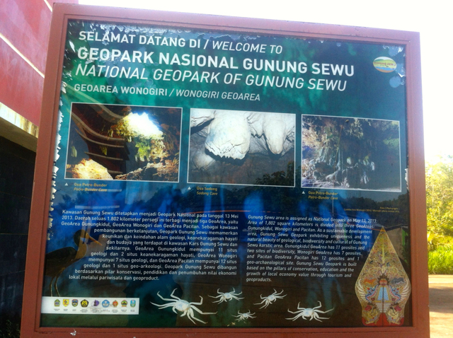 gunung sewu25-Papan informasi di Geopark Gunung Sewu, Wonogiri.