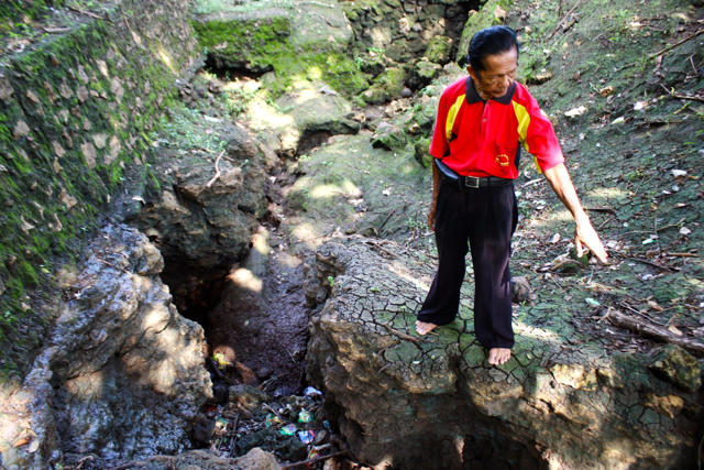 Karmin menunjukkan salah satu ponor di Tameng, Girikikis. Foto: Nuswantoro