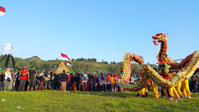 Kupatan Kendeng di Lapangan Desa Tegaldowo menjaga alat dan menjaga budaya. Foto: Tommy Apriando