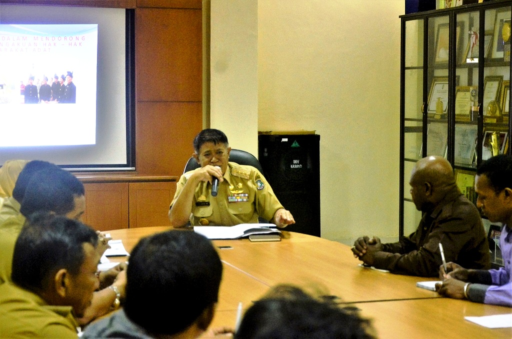 Bupati Bulukumba, Sulsel, Andi M Sukri Sappewali di hadapan rombongan masyarakat adat dan Pemda boven Digoel menyatakan perlunya Perda Masyarakat Adat untuk melindungi hutan dari masuknya investasi yang merusak hutan. Perwakilan masyarakat adat dan Pemda Boven Digoel datang berkunjung untuk belajar ke masyarakat adat Ammatoa Kajang. Foto: Wahyu Chandra