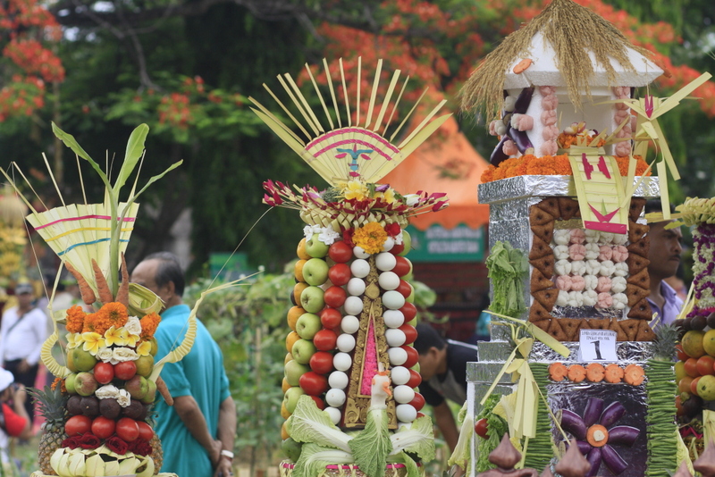 Lomba mendorong pemanfaatan buah lokal di sesajen atau gebogan Bali ini karena makin banyaknya penggunaan buah impor dan snack atau minuman ringan. Foto : Luh De Suriyani