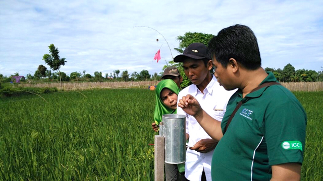 Ahmad Sofian, petani Lombok, memperlihatkan alat ukur hujan, yang berfungsi sebagai alat prediksi cuaca. Karena perubahan iklim, mereka mencari cara buat membaca curah hujan. Foto: Indra Nugraha 