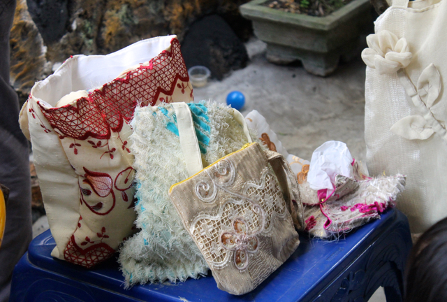 Beberapa hasil kerajinan tangan berbahan sampah dari kumpulan orangtua murid. Kreasi sampah inidibuat oleh lembaga bentukan Adi, Lembaga Keterampilan Keliling. Foto: Elviza Diana