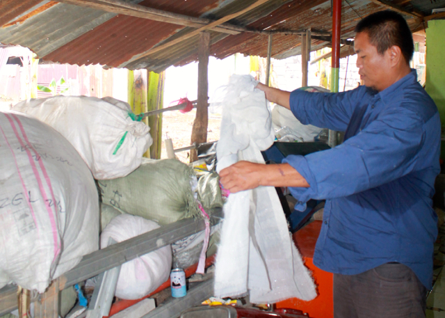 Gudang sampah yang menampung sampah kering untuk biaya sekolah bulanan di Sekolah Bank Sampah. Foto: Elviza Diana