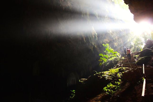 Berkas sinar yang masuk di gua Ngantap. Sangat indah. Foto: Nuswantoro
