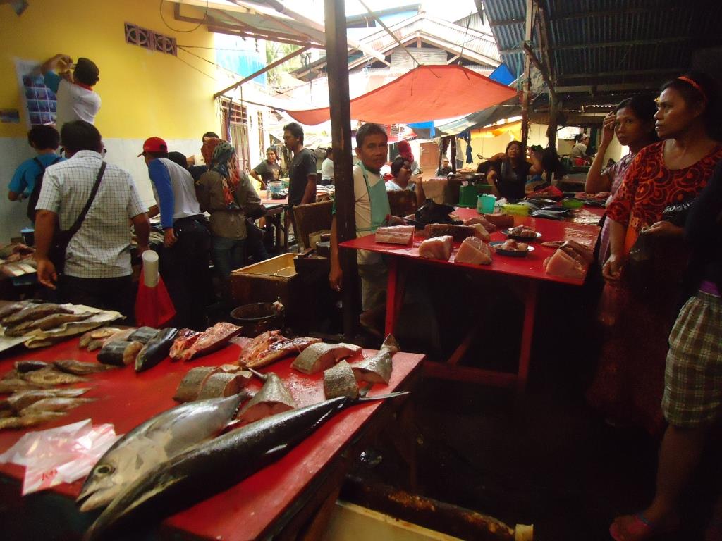 suasana pasar bailang manado ketika tim BPSPL Makassar menggelar sosialisasi jenis ikan yang dilarang dijual. Foto : Themmy Doaly