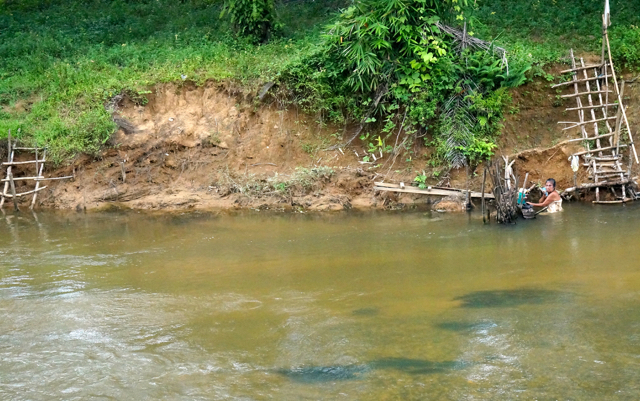 Kondisi Sungai Cenaku, sumber air masyarakat untuk kebutuhan sehari-hari. Sayangnya, hari demi hari, sungai ini mulai tercemar...Foto: Lusia Arumingtyas