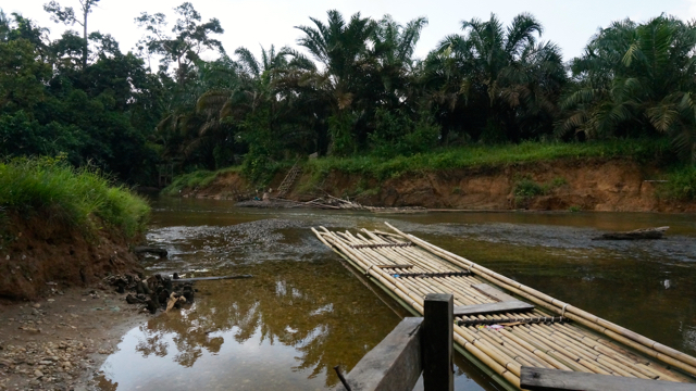 Sungai Cenaku yang melintasi wilayah Anak Talang. Kini, air mulai keruh, tak lagi jernih seperti dulu. Foto: Lusia Arumingtyas