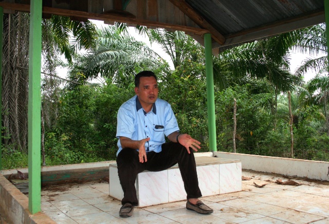 Saya ingin mengelola kekayaan alam di Muba seperti dilakukan Kerajaan Sriwijaya, kata Beni Hernedi, pelaksana tugas Bupati Muba, saat mengunjungi situs Prasasti Talang Tuwo yang belum terurus. Foto: Taufik Wijaya