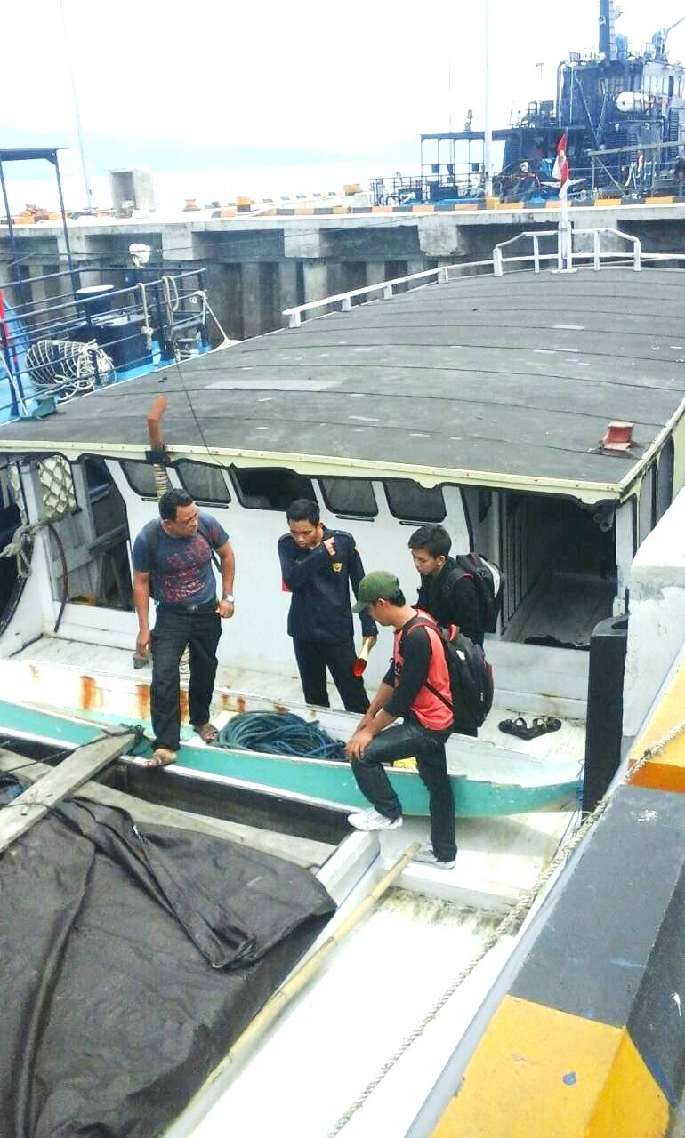 Kapal pengangkut 20 meter kubik kayu ulin dari Kalimantan yang ditahan BPPHLHK Wilayah Sulawesi, Seksi 2 Palu, Jumat (06/08/2016). Kapal yang ditahan di Pontoloan, perairan Majene, tidak membawa dokumen kayu. Foto : BPPHLHK Sulawesi