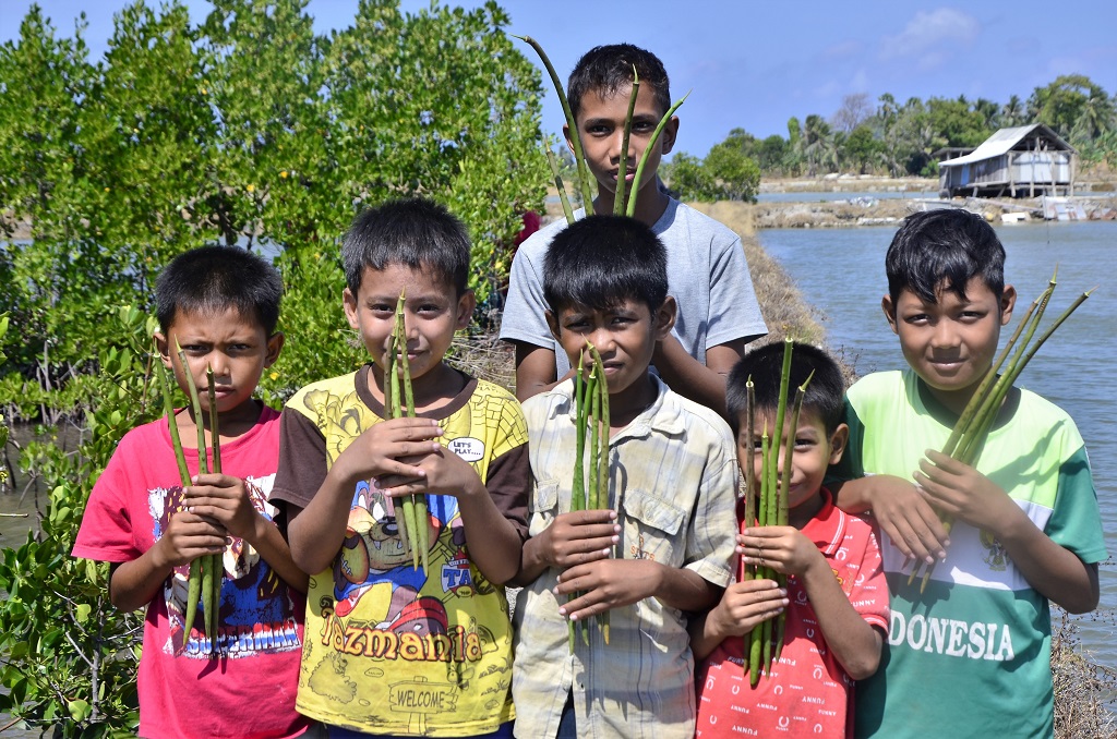 Tidak hanya orag dewasa, anak-anak juga terlibat dalam program restorasi mangrove di Balandatu, Kecamatan Mappakasunggu, Kabupaten Takalar, Sulawesi Selatan. Mereka dilibatkan dalam sekolah lingkungan yang di dalamnya diajarkan pentingnya menjaga pesisir dan laut termasuk keberlangsungan mangrove dan padang lamun. Foto: Wahyu Chandra. 