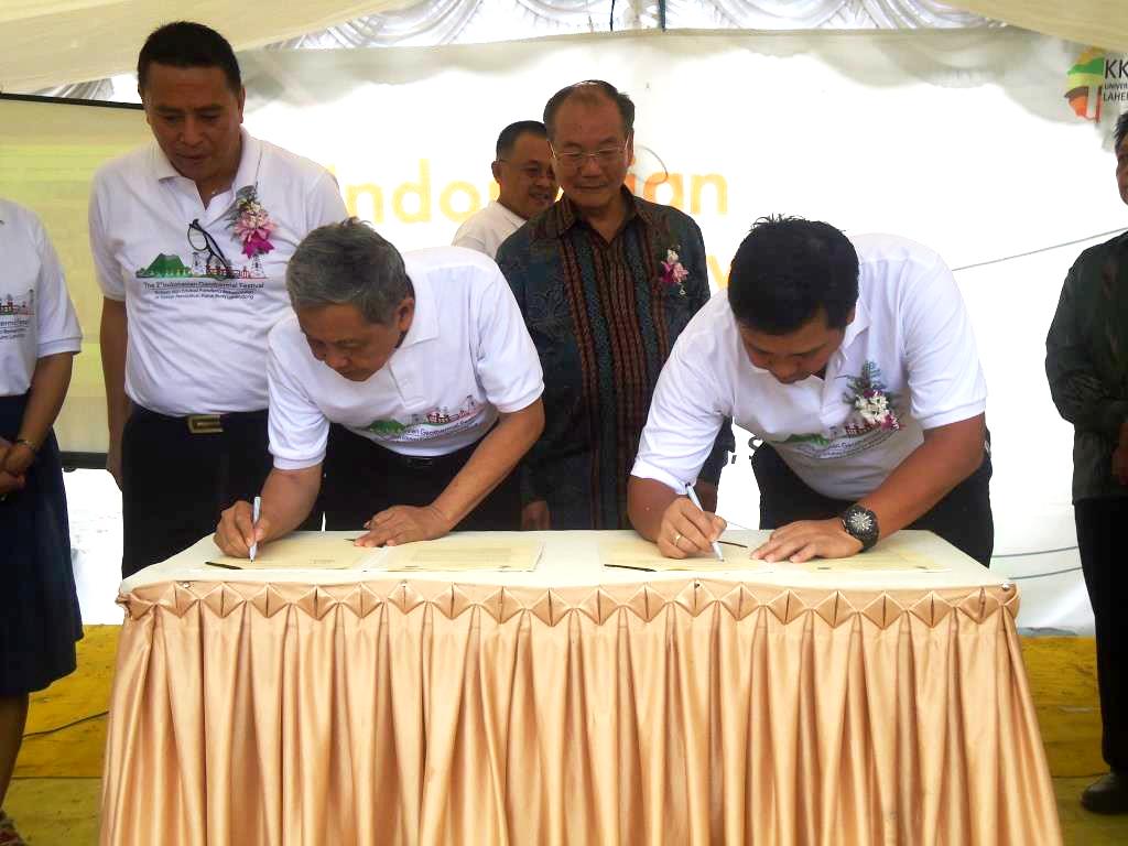 Wakil Gubernur Sulut Steven Kandow, bersama Wakil Rektor UGM, Suratman menandatangani peluncuran Pusat Informasi Virtual Panas Bumi. Foto : Themmy Doaly