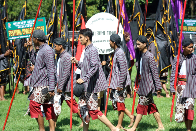 Bergodo atau prajurit yang mengawal arak-arakan dengan pakaian adat Jawa. Foto: Nuswantoro