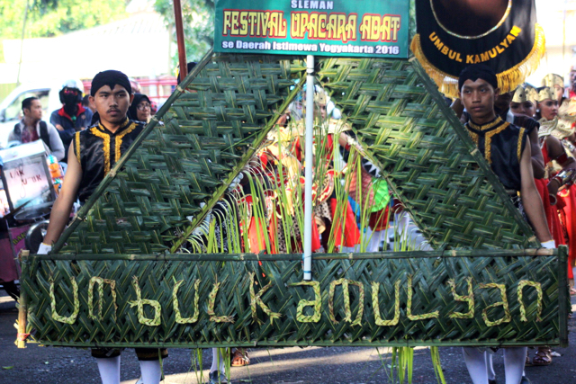 adat jogja7-Peserta dari Sleman menampilkan upacara adat Umbul Kamulyan