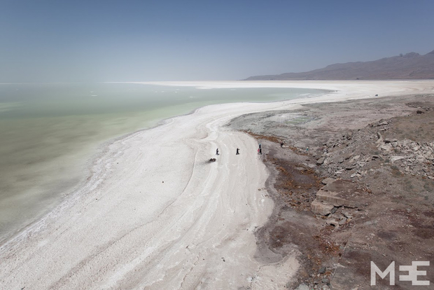 Kondisi Danau Urmia Iran yang mengering sehingga kadar garam air tinggi. Foto : MEE/ Sebastian Casteller