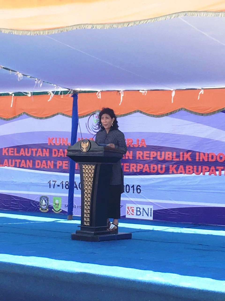 Menteri Kelautan dan Perikanan Susi Pudjiastuti saat memberi sambutan dalam peringatan 17 Agustus 2016 di Kabupaten Natuna Kepulauan Riau. Foto : Humas KKP 