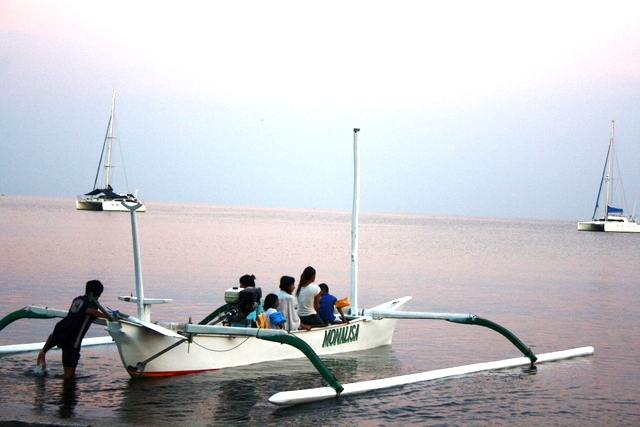 Turis mulai perjalanan mengejar matahari pagi dan lumba-lumba di perairan Lovina, Buleleng, Bali Utara. Wacana rumpon untuk mengumpulkan lumba-lumba di perairan Buleleng demi industri wisata menjadi polemik saat ini. Foto : Anton Muhajir