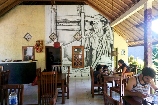 Karya mural di sebuah restoran dibuat oleh Arie-Peanut Dog, tentang petani muda garam Amed Desa Purwakerthi, Karangasem, Bali Timur yang pertahankan lahannya di tengah jepitan bangunan. Foto : Luh De Suriyani