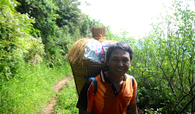 Seorang warga di Seko Tengah, Desa Tana Makaleang membawa hasil panen | Foto: Eko Rusdianto