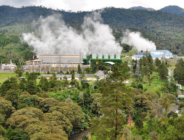 Pembangkit Listrik Tenaga Panas Bumi Lahendong, Sulawesi Utara. PLTPB Lahendong merupakan lapangan panas bumi pertama di kawasan Indonesia Timur yang memproduksi listrik. Foto : ebtke.esdm.go.id 