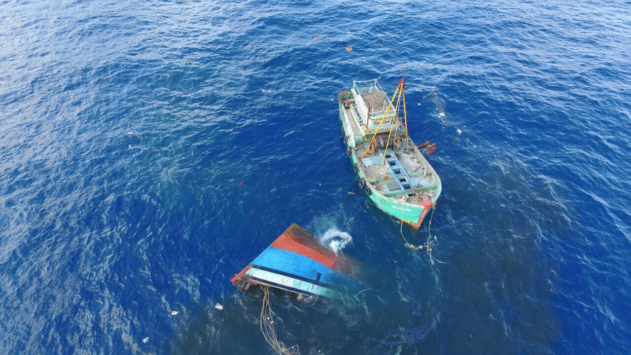 Penenggelaman kapal pencuri ikan di perairan Natuna Riau pada 17 agustus 2016. Foto : Humas KKP 
